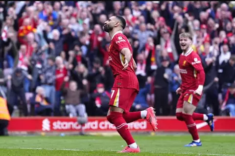 نجم نيوكاسل: خط وسط ليفربول سر تألق محمد صلاح